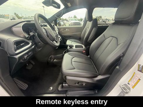 New 2026 Chrysler Pacifica Select image 9