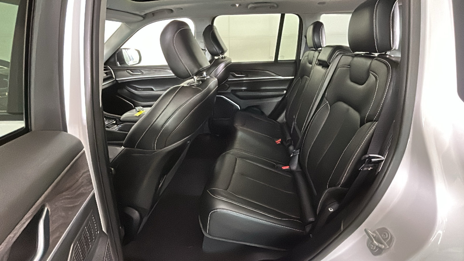 Used 2023 Jeep Grand Cherokee 4WD 4xe image 32