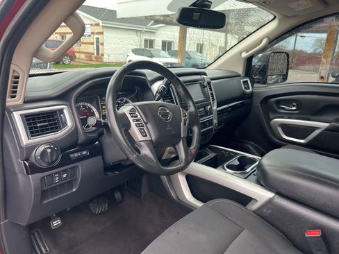 Used 2019 Nissan Titan SV w/ SV Convenience Package image 6