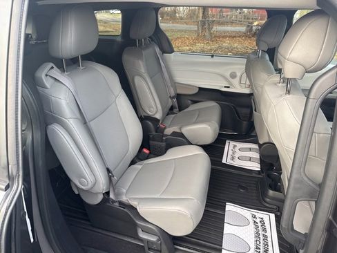 Used 2025 Toyota Sienna XLE image 13
