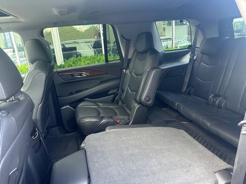 Used 2019 Cadillac Escalade Luxury AWD/4WD image 13