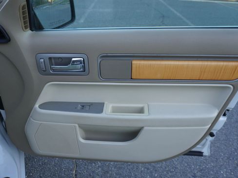 Used 2008 Lincoln MKZ image 25