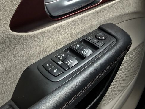 Used 2018 Chrysler Pacifica Limited FWD image 40