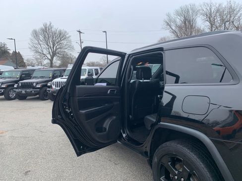 Used 2019 Jeep Grand Cherokee Laredo image 31