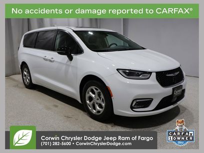 Used 2024 Chrysler Pacifica Limited w/ Uconnect Theater Family Group