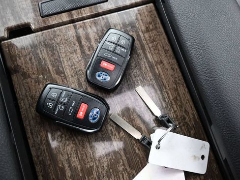 Used 2025 Toyota Sienna Platinum AWD/4WD image 17