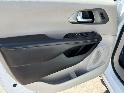 Used 2022 Chrysler Pacifica Touring-L image 15