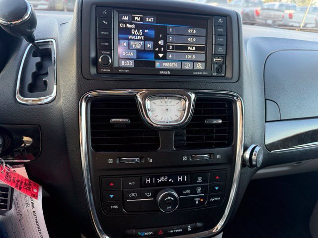 Used 2013 Chrysler Town & Country Touring FWD image 16