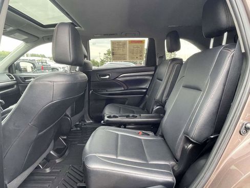 Used 2019 Toyota Highlander Limited FWD image 16