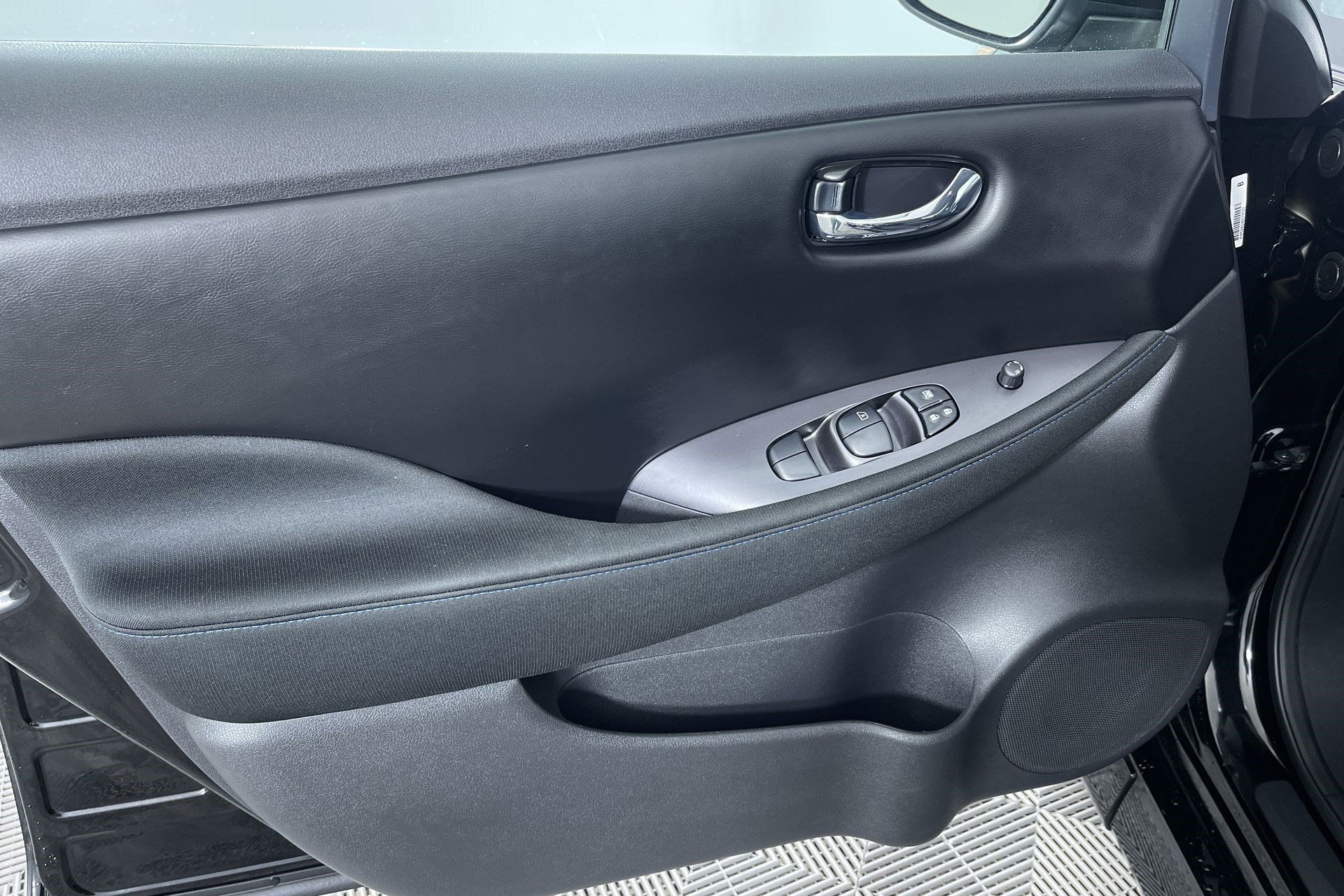 Certified 2025 Nissan Leaf S FWD image 14