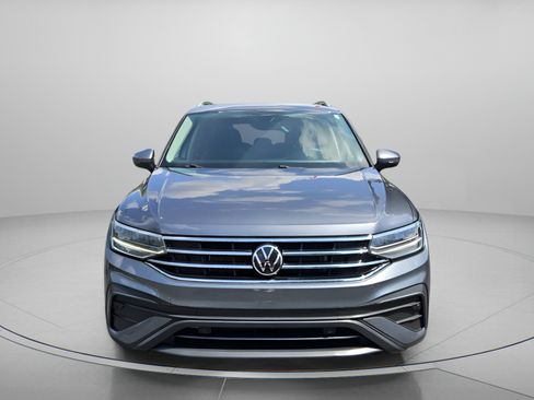 Used 2023 Volkswagen Tiguan SE w/ Panoramic Sunroof Package FWD image 8