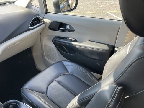 Used 2023 Chrysler Pacifica Touring-L image 35