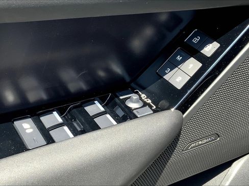 New 2026 Land Rover Range Rover Velar Dynamic SE image 21