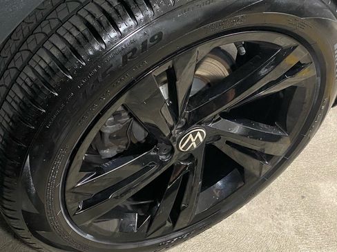 Certified 2023 Volkswagen Tiguan SE R-Line FWD image 23