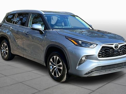 Certified 2023 Toyota Highlander XLE image 3