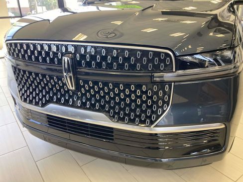 Certified 2025 Lincoln Navigator Reserve image 9