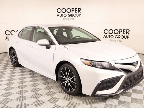 Used 2023 Toyota Camry SE FWD image 1
