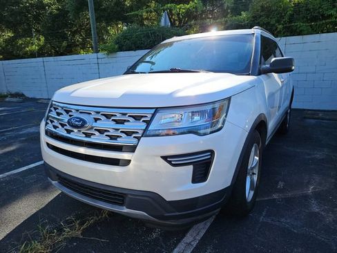 Used 2018 Ford Explorer XLT FWD image 2