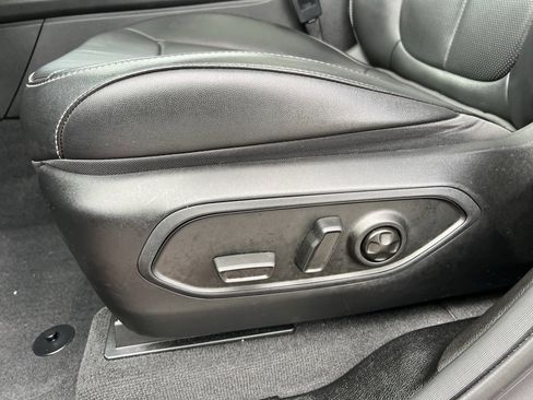 Used 2023 Jeep Grand Cherokee L Limited w/ Luxury Tech Group II image 17