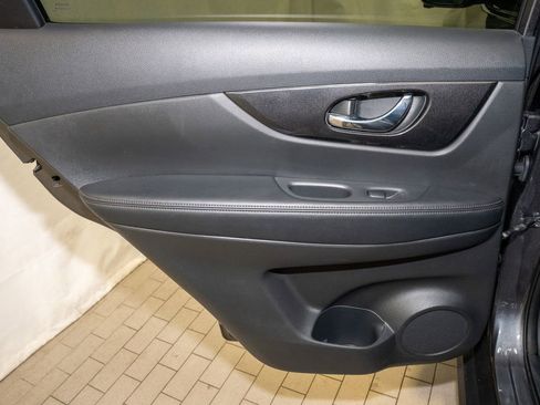 Used 2017 Nissan Rogue SV w/ SV Premium Package image 9