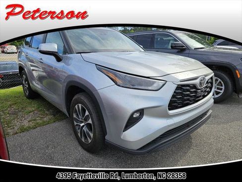 Certified 2025 Toyota Highlander XLE FWD image 1