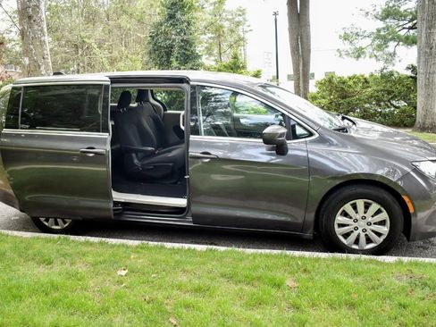 Used 2019 Chrysler Pacifica L FWD image 13