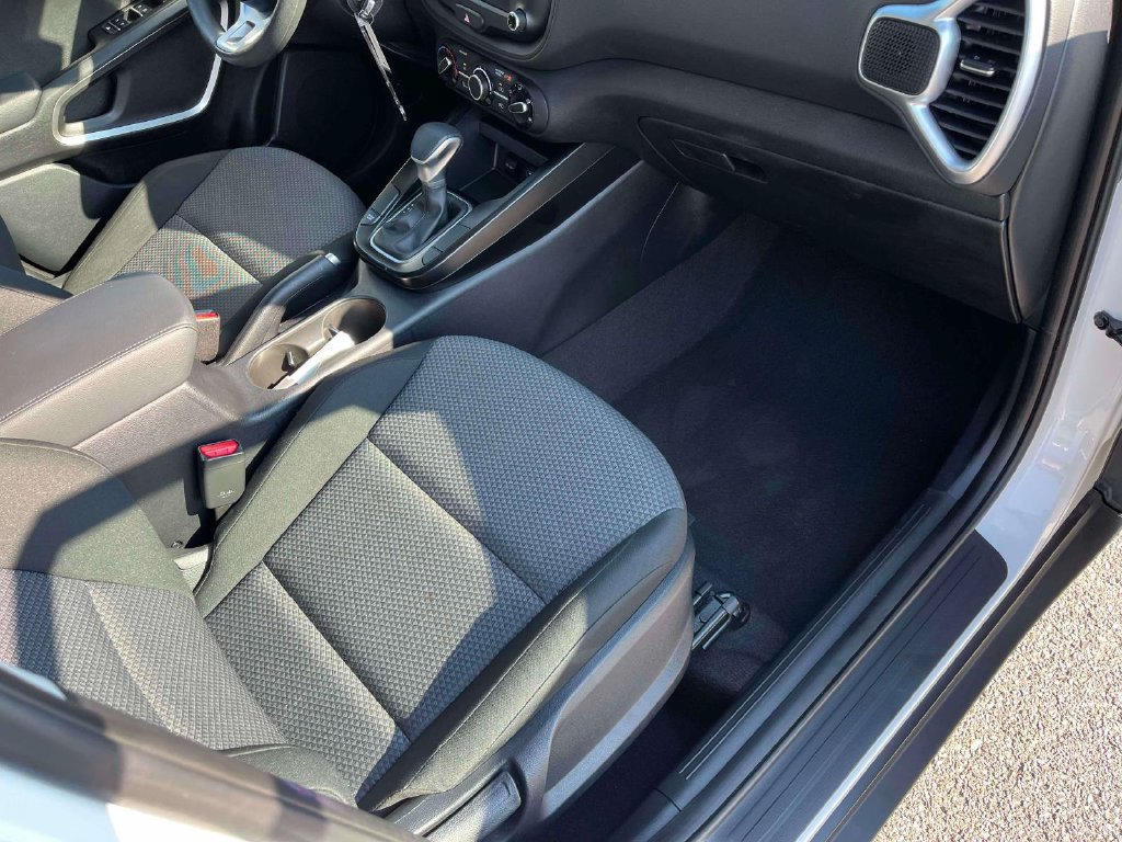 Used 2025 Kia Soul LX w/ LX Technology Package FWD image 11