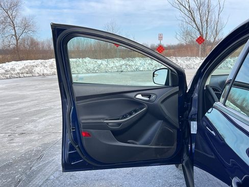 Used 2017 Ford Focus SEL w/ Cold Weather Package image 11