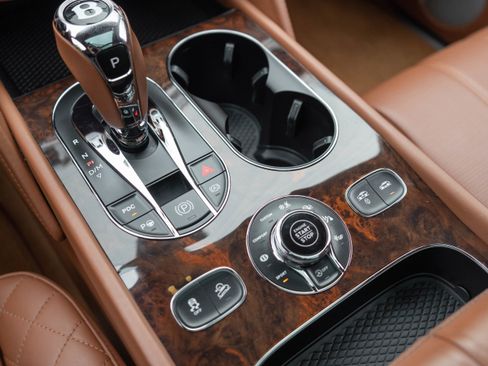 Used 2017 Bentley Bentayga image 26