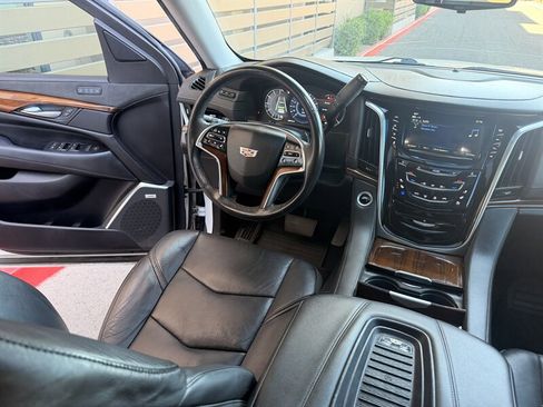 Used 2019 Cadillac Escalade Luxury AWD/4WD image 22
