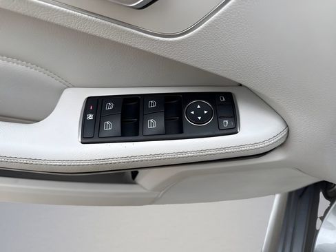 Used 2014 Mercedes-Benz E 250 BlueTEC Sedan image 30