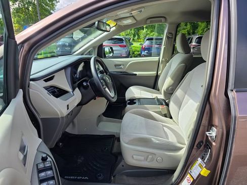 Used 2018 Toyota Sienna LE AWD/4WD image 16