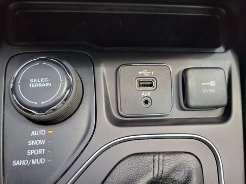 Used 2021 Jeep Cherokee Latitude AWD/4WD image 32