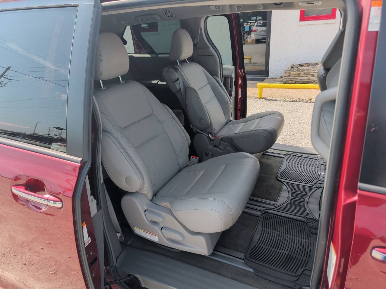 Used 2016 Toyota Sienna XLE w/ XLE Navigation Package FWD image 18