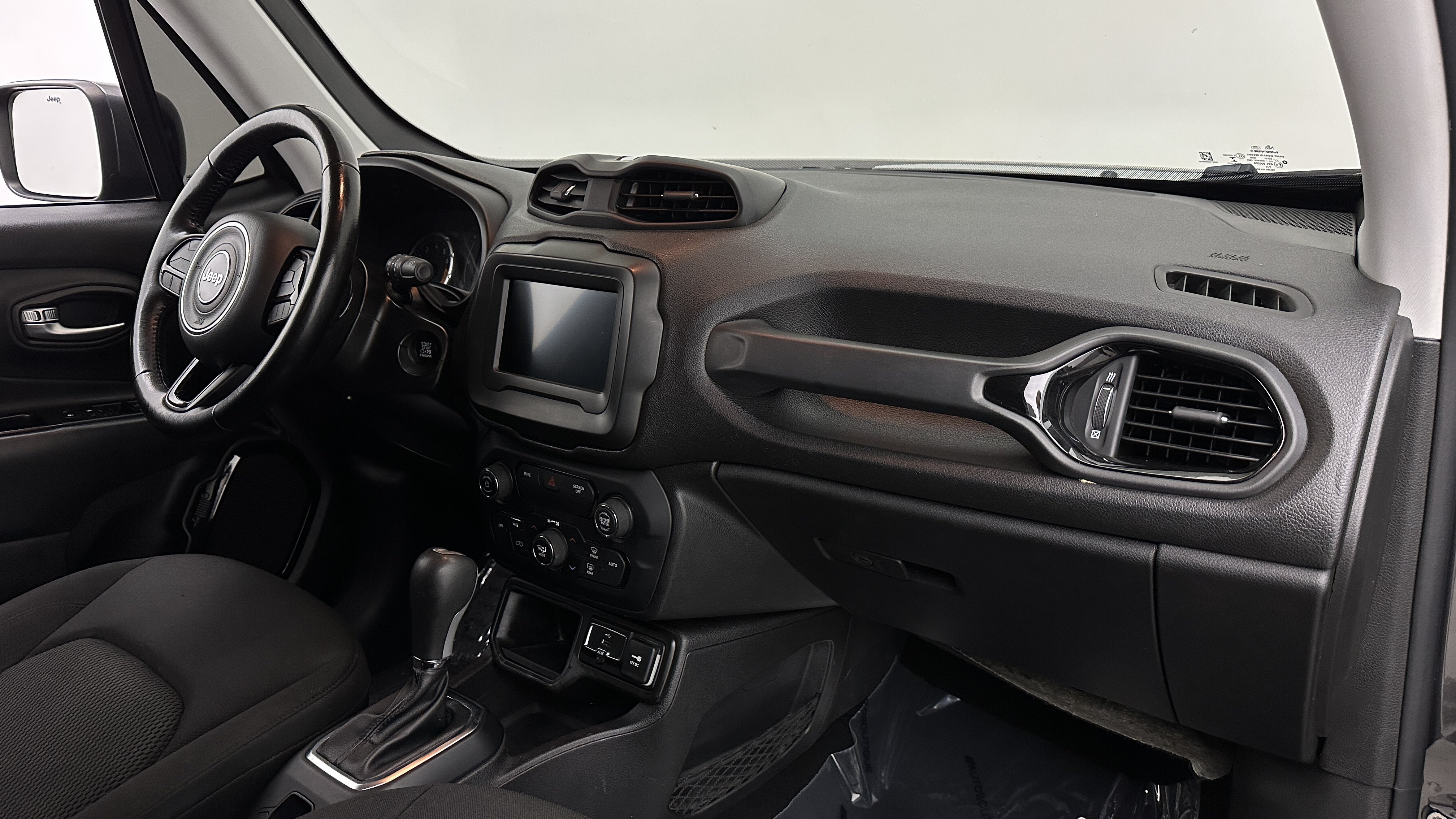 Used 2018 Jeep Renegade Altitude FWD image 39