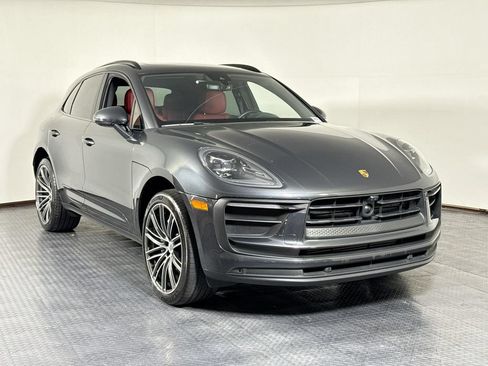 Certified 2025 Porsche Macan AWD/4WD image 9