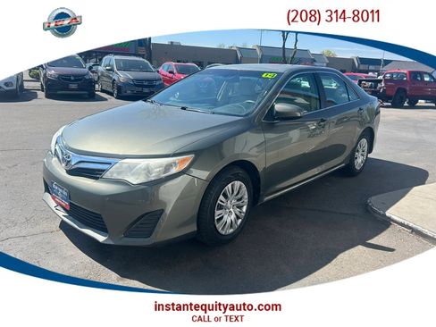 Used 2014 Toyota Camry LE image 1