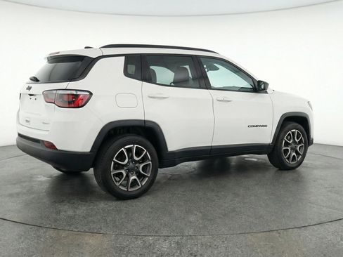 Used 2025 Jeep Compass Trailhawk w/ Trailer Tow Group image 9