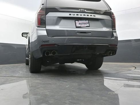 Used 2025 Chevrolet Suburban Z71 image 40