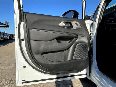 New 2026 Chrysler Pacifica Select image 11