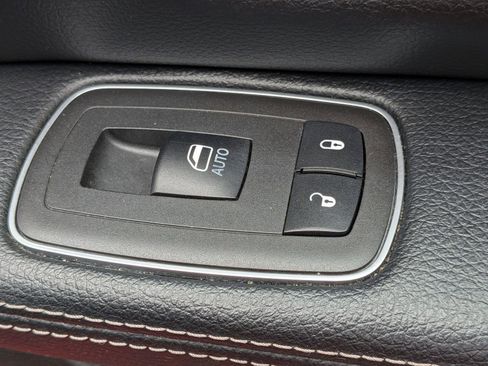 Used 2019 RAM 1500 Laramie AWD/4WD image 38