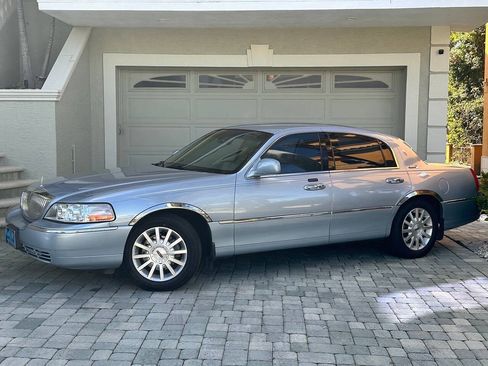 Used 2007 Lincoln Town Car Signature RWD image 4