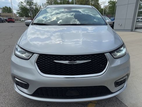Used 2023 Chrysler Pacifica Touring-L FWD image 13