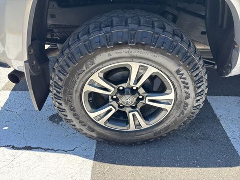 Used 2019 Toyota Tacoma TRD Sport AWD/4WD image 14