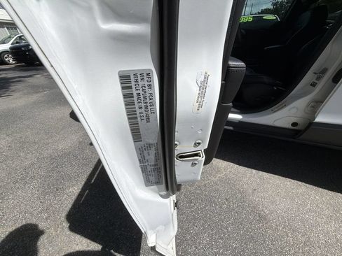 Used 2021 Jeep Cherokee Latitude Plus AWD/4WD image 23