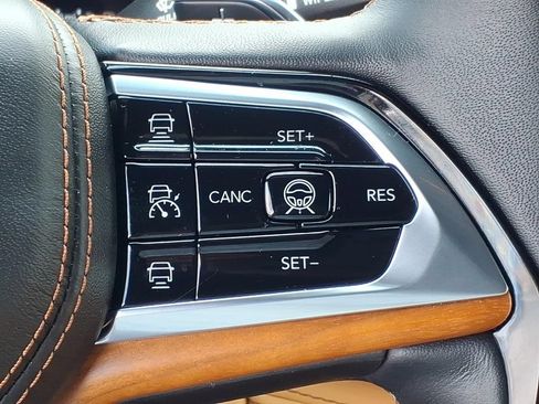 Certified 2025 Jeep Grand Cherokee Summit AWD/4WD image 11