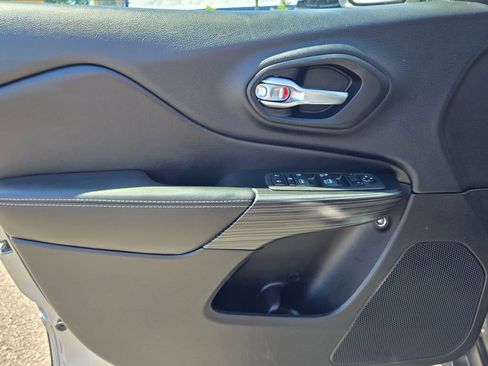Used 2015 Jeep Cherokee Limited w/ Technology Group AWD/4WD image 17