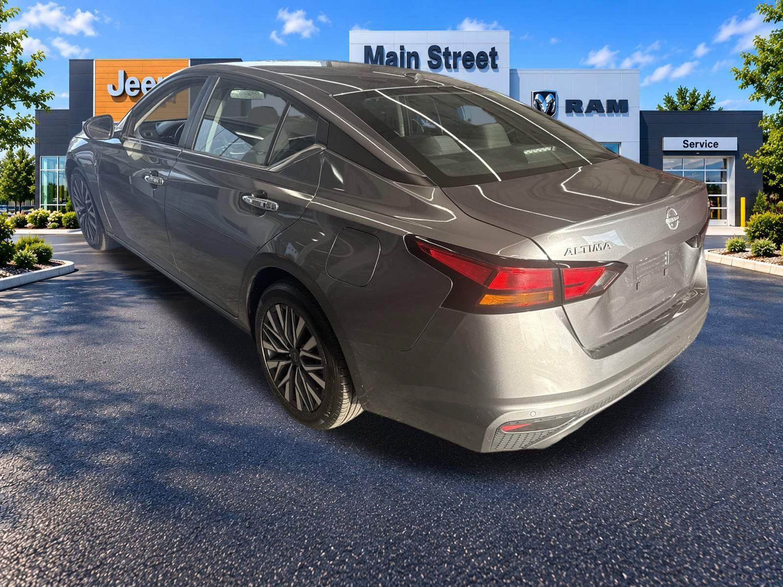 Used 2023 Nissan Altima 2.5 SV w/ SV Premium Package FWD image 4