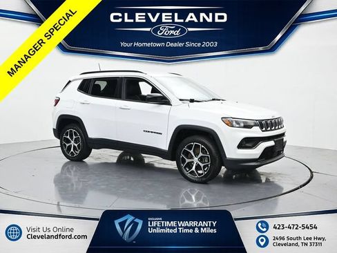 Used 2024 Jeep Compass Latitude AWD/4WD image 1