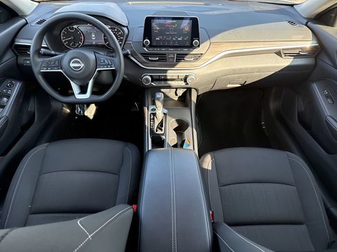 Used 2025 Nissan Altima 2.5 SV FWD image 13